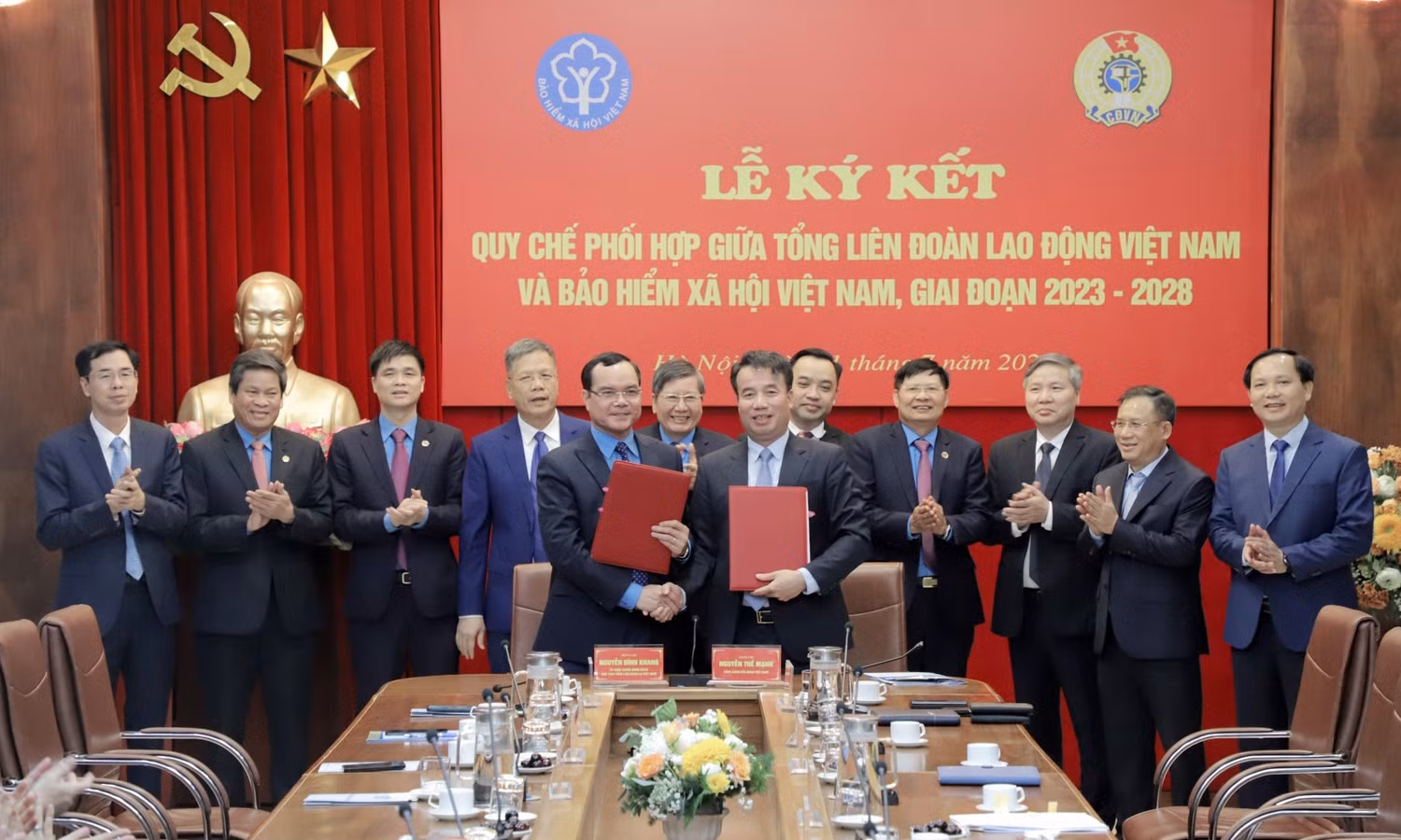 Ngày 31/7, tại Hà Nội, Tổng Liên đoàn Lao động Việt Nam và Bảo hiểm xã hội Việt Nam tổ chức Lễ ký kết Quy chế phối hợp công tác giai đoạn 2023-2028. Ngày 31/7, tại Hà Nội, Tổng Liên đoàn Lao động Việt Nam và Bảo hiểm xã hội Việt Nam tổ chức Lễ ký kết Quy chế phối hợp công tác giai đoạn 2023-2028.