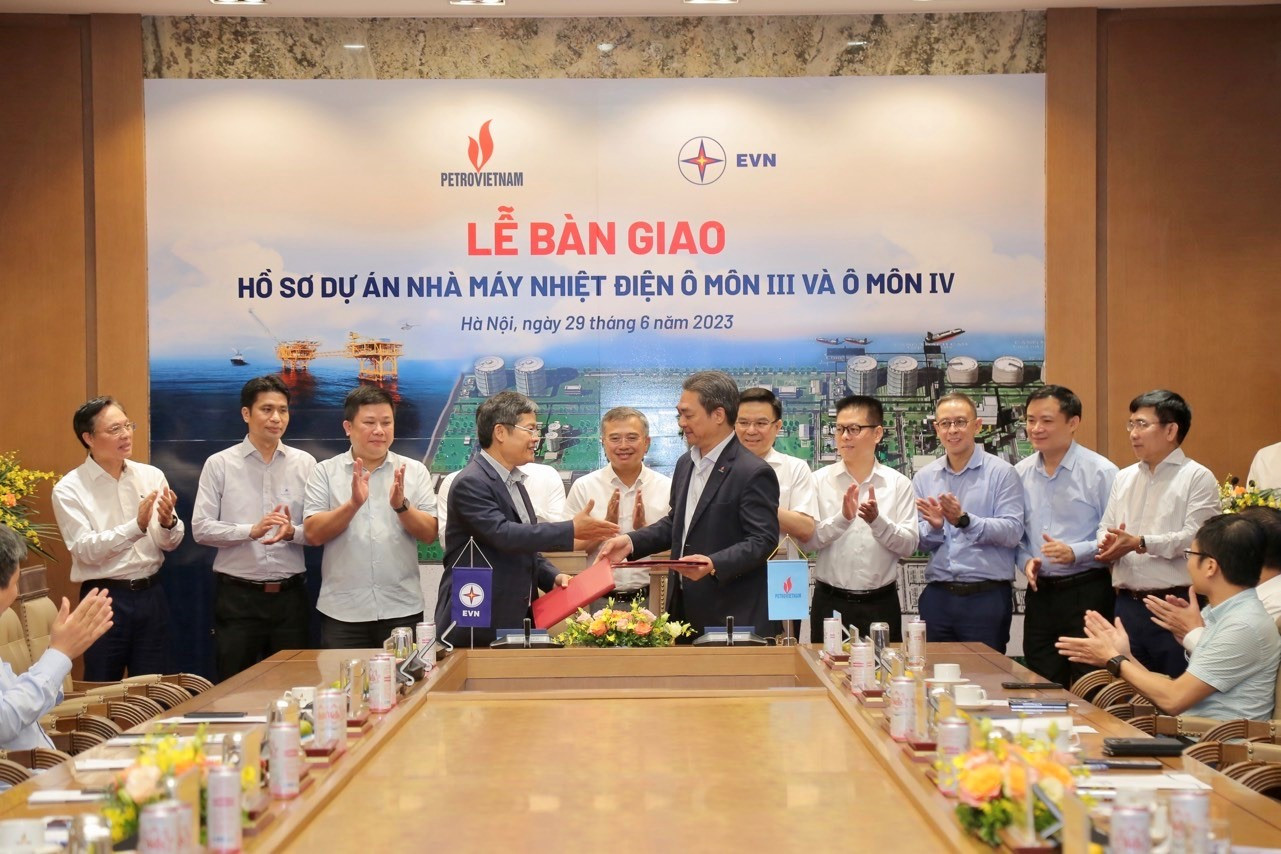 Đại diện EVN và Petrovietnam ký kết Biên bản bàn giao Đại diện EVN và Petrovietnam ký kết Biên bản bàn giao