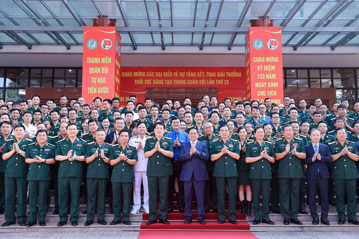 Thủ tướng chụp ảnh lưu niệm với các đại biểu dự hội nghị - Ảnh: VGP/Nhật Bắc Thủ tướng chụp ảnh lưu niệm với các đại biểu dự hội nghị - Ảnh: VGP/Nhật Bắc