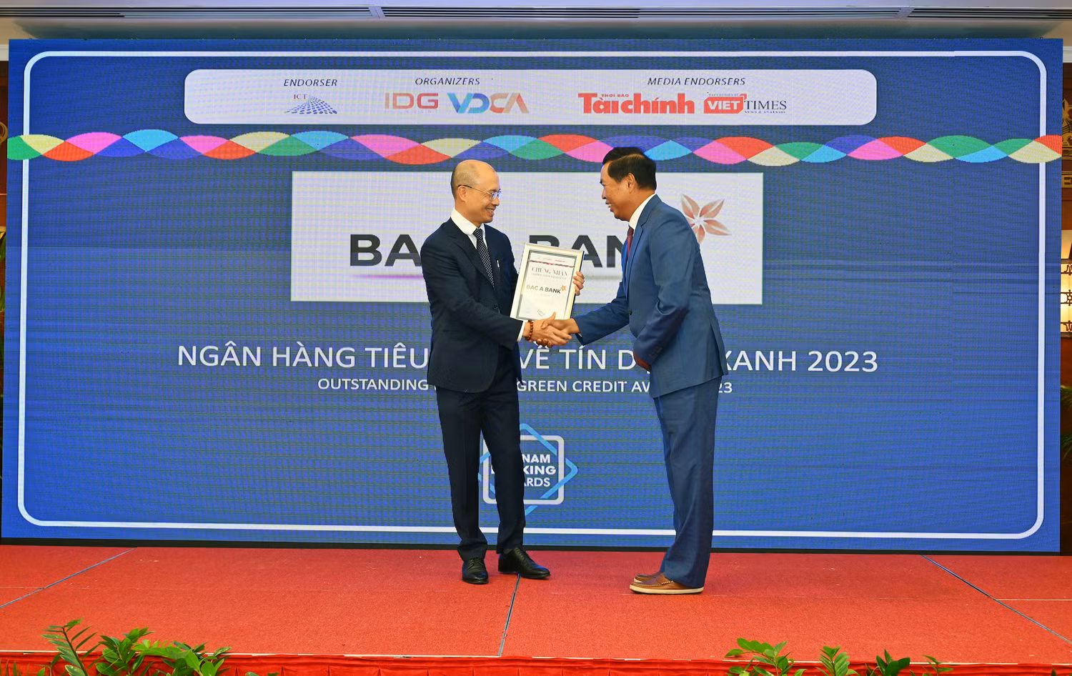 Phó Tổng giám đốc BAC A BANK Chu Nguyên Bình nhận giải. Phó Tổng giám đốc BAC A BANK Chu Nguyên Bình nhận giải.