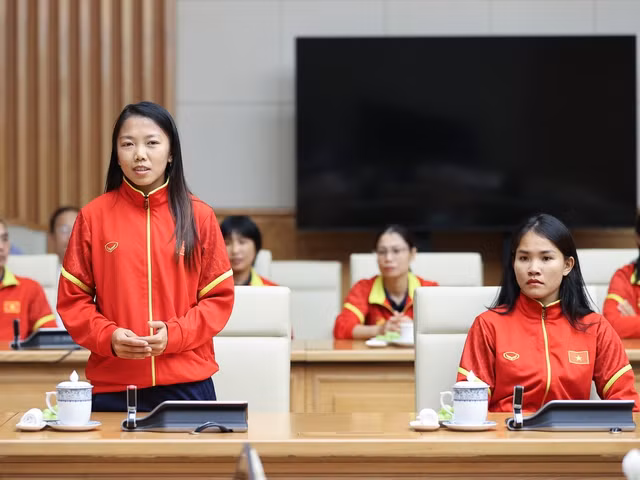 Cầu thủ Huỳnh Như đại diện cầu thủ nữ Đội tuyển phát biểu tại cuộc gặp mặt. Ảnh: VGP/Nhật Bắc