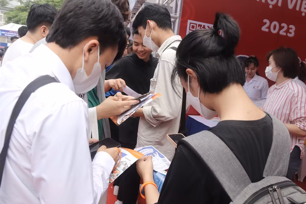 Sinh viên tham gia trải nghiệm và nhận quà tại các gian trưng bày của doanh nghiệp. Sinh viên tham gia trải nghiệm và nhận quà tại các gian trưng bày của doanh nghiệp.