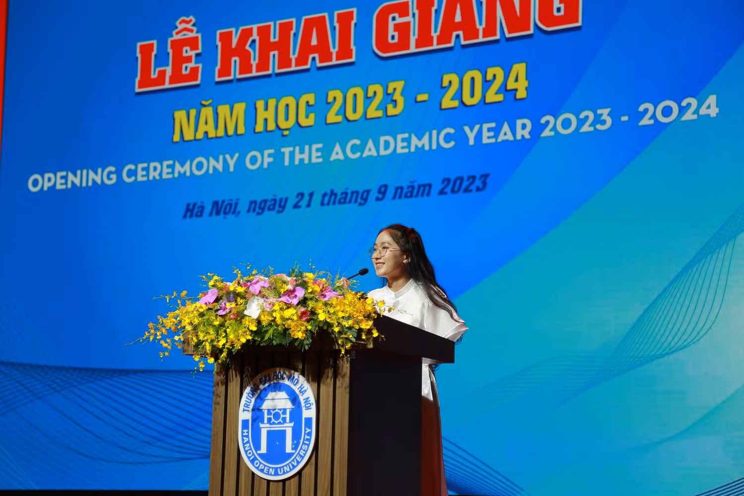 Sinh viên Đặng Hứa Như Bình đại diện tân sinh viên phát biểu tại buổi lễ. Ảnh: NTCC