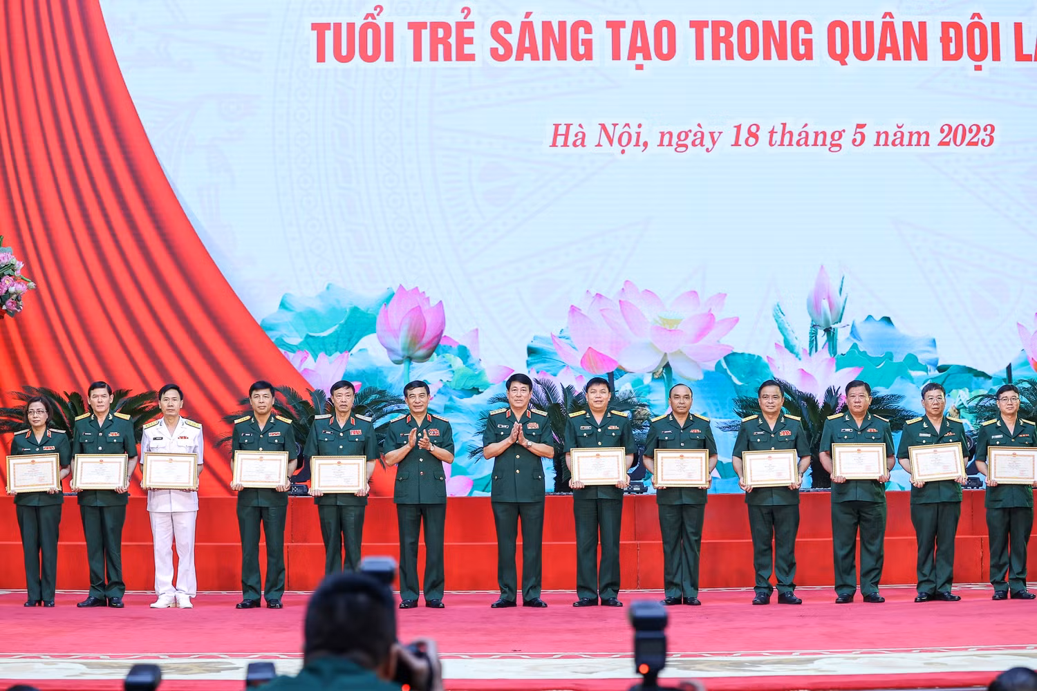 Bộ trưởng Bộ Quốc phòng Phan Văn Giang và Chủ nhiệm Tổng cục Chính trị Quân đội nhân dân Việt Nam Lương Cường trao bằng khen cho các công trình đạt giải nhất - Ảnh: VGP/Nhật Bắc Bộ trưởng Bộ Quốc phòng Phan Văn Giang và Chủ nhiệm Tổng cục Chính trị Quân đội nhân dân Việt Nam Lương Cường trao bằng khen cho các công trình đạt giải nhất - Ảnh: VGP/Nhật Bắc