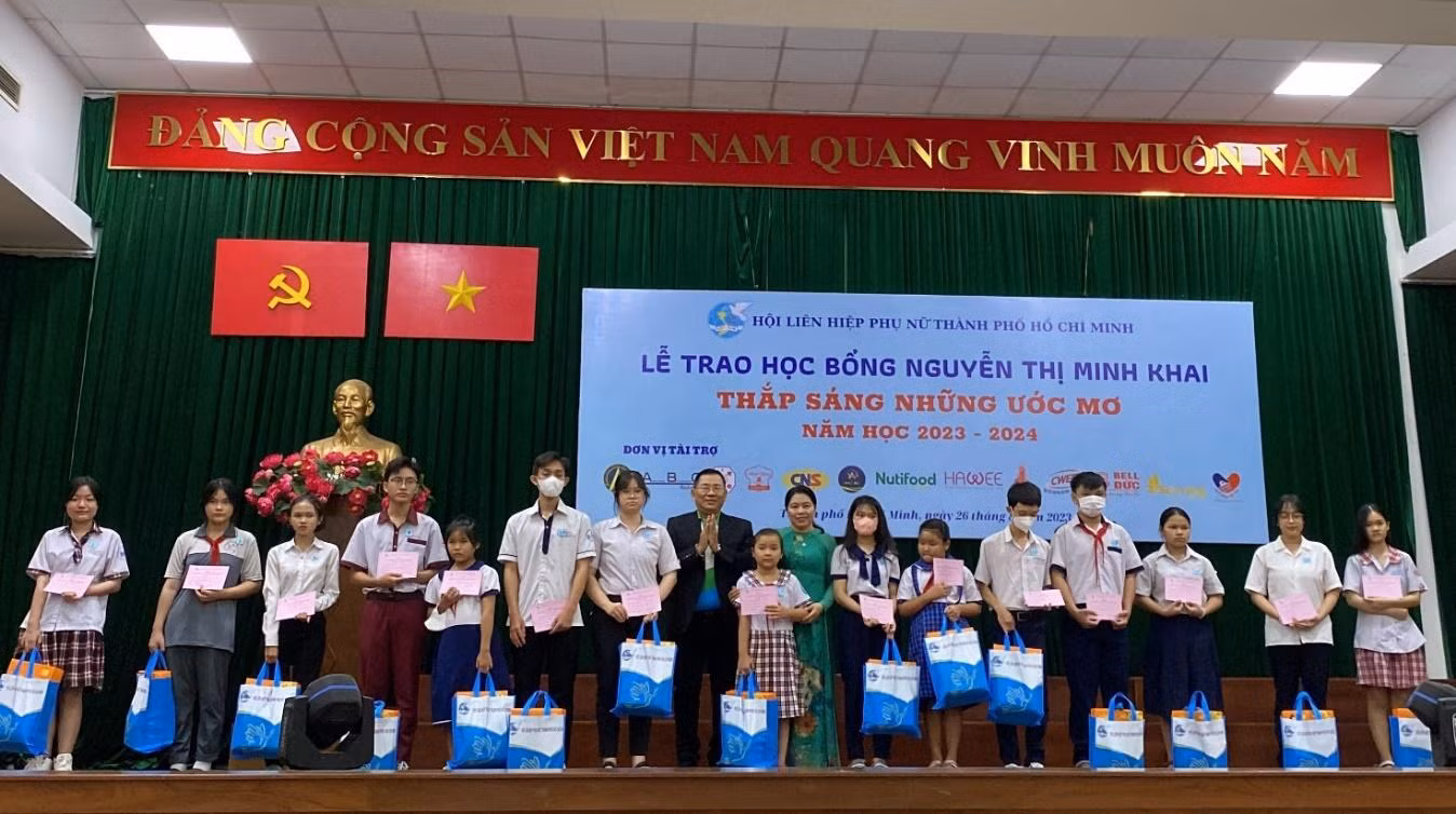 Đại diện Nutifood cùng Hội Liên hiệp Phụ nữ Thành phố Hồ Chí Minh trao học bổng đến các học sinh, sinh viên nghèo vượt khó trên địa bàn thành phố.