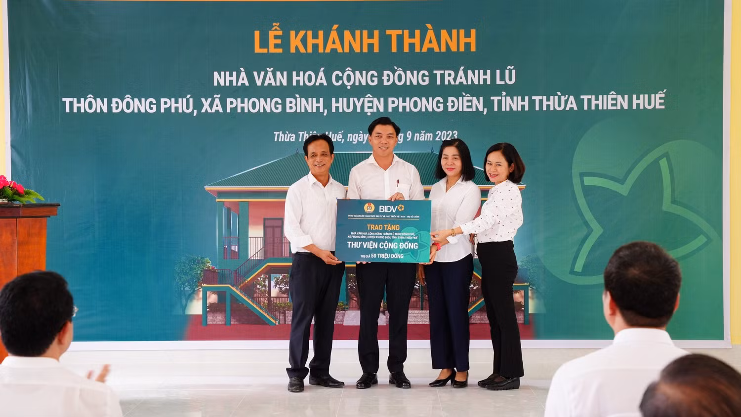 Đại diện BIDV trao tặng Thư viện cộng đồng.