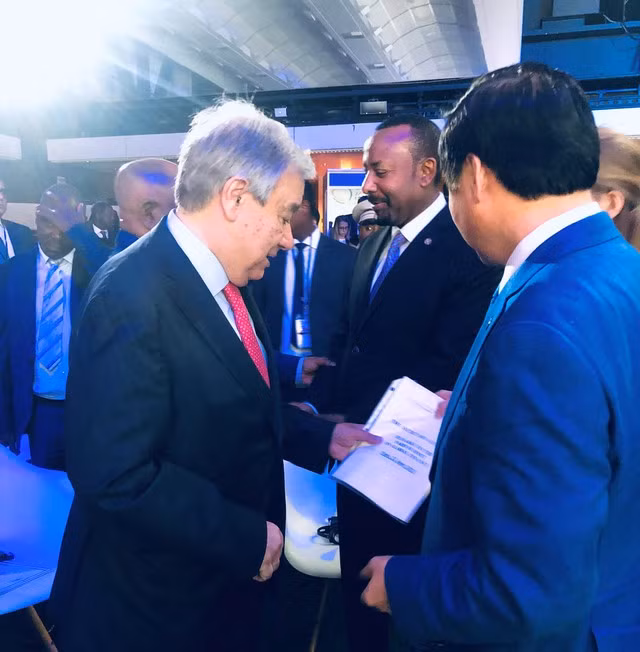 Phó Thủ tướng Trần Hồng Hà trò chuyện với Tổng Thư ký Liên Hợp Quốc Antonio Guterres.