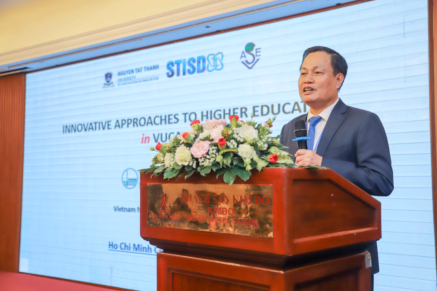 Giáo sư, Tiến sĩ Nguyễn Hữu Đức phát biểu tại Hội thảo.
