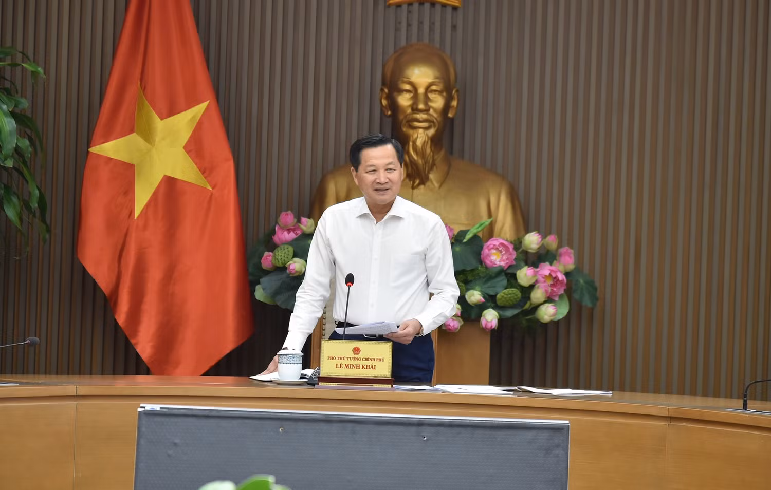 Phó Thủ tướng Lê Minh Khái đề nghị Ngân hàng Nhà nước và các bộ ngành "phải phản ứng chính sách nhanh hơn", thông tin kịp thời để dư luận hiểu, đồng thuận trong quá trình chỉ đạo thực hiện các chính sách tiền tệ. Ảnh VGP/Quang Thương
