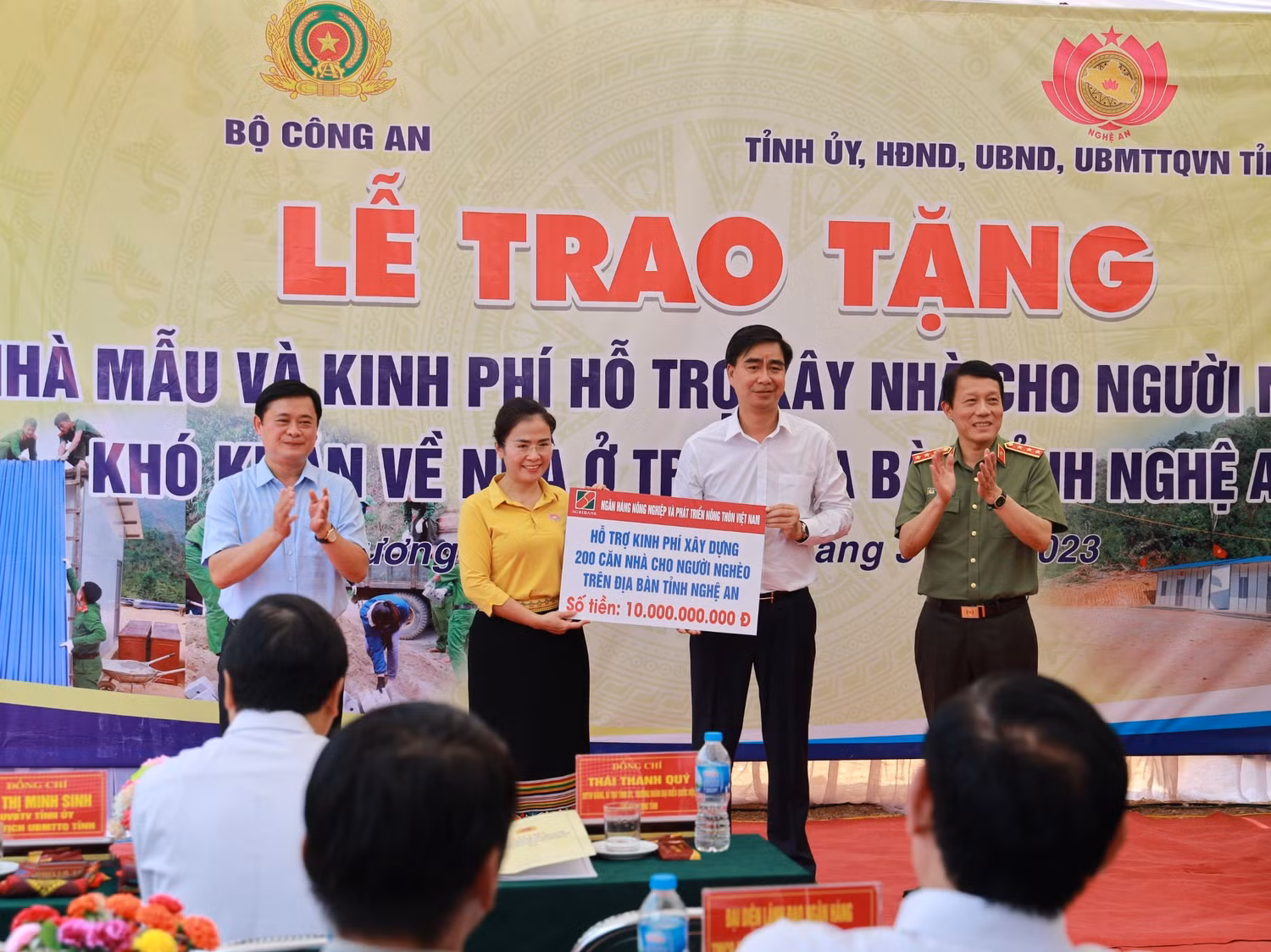 Đồng chí Lê Xuân Trung, Thành viên Hội đồng thành viên Agribank trao ủng hộ 10 tỷ đồng để xây dựng 200 ngôi nhà Đại đoàn kết tại tỉnh Nghệ An Đồng chí Lê Xuân Trung, Thành viên Hội đồng thành viên Agribank trao ủng hộ 10 tỷ đồng để xây dựng 200 ngôi nhà Đại đoàn kết tại tỉnh Nghệ An