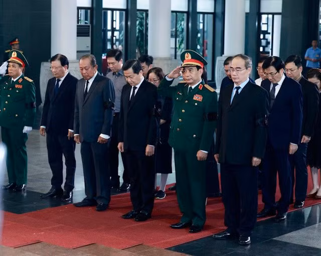 Đoàn Chính phủ do Phó Thủ tướng Lê Minh Khái làm Trưởng đoàn vào viếng Thượng tướng Nguyễn Chí Vịnh. Ảnh: VGP/PL