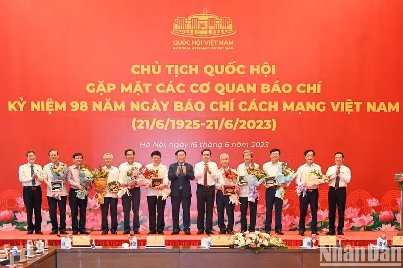 Chủ tịch Quốc hội Vương Đình Huệ và các Phó Chủ tịch Quốc hội trao quà lưu niệm cho các nhà báo lão thành tại buổi gặp mặt. (Ảnh: Duy Linh)
