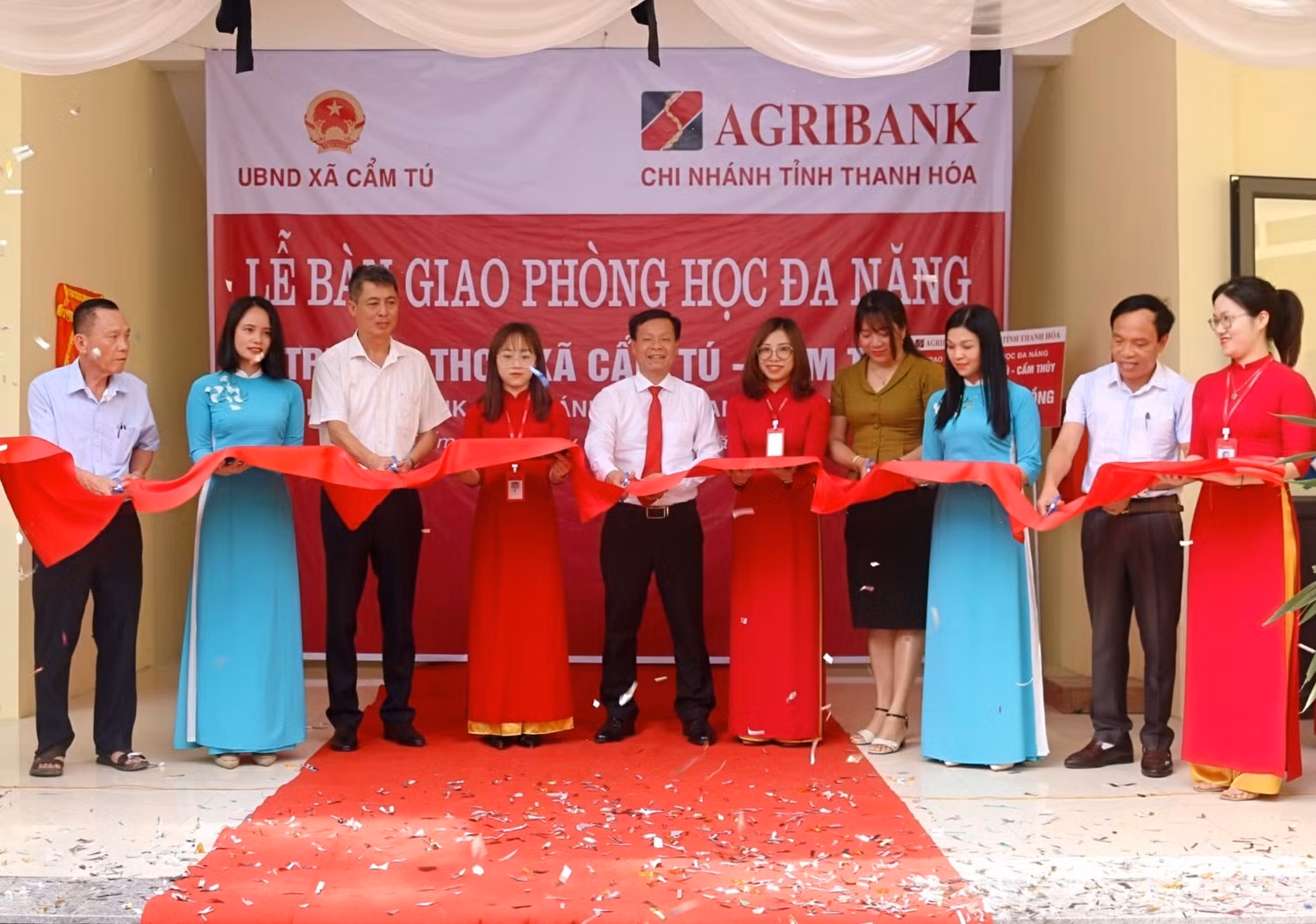 Công trình 4 phòng học đa năng cho Trường Trung học cơ sở Cẩm Tú (Cẩm Thủy, Thanh Hóa) được Agribank hỗ trợ 2,4 tỷ đồng đã được khánh thành trong niềm hân hoan của thầy và trò. Công trình 4 phòng học đa năng cho Trường Trung học cơ sở Cẩm Tú (Cẩm Thủy, Thanh Hóa) được Agribank hỗ trợ 2,4 tỷ đồng đã được khánh thành trong niềm hân hoan của thầy và trò.