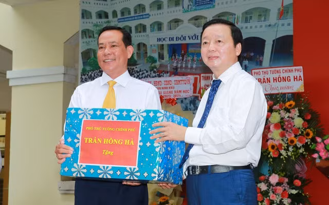 Phó Thủ tướng Trần Hồng Hà tặng quà cho thầy trò Trường Trung học cơ sở Đoàn Thị Điểm nhân dịp bước vào năm học mới 2023-2024. Ảnh: VGP/Minh Khôi