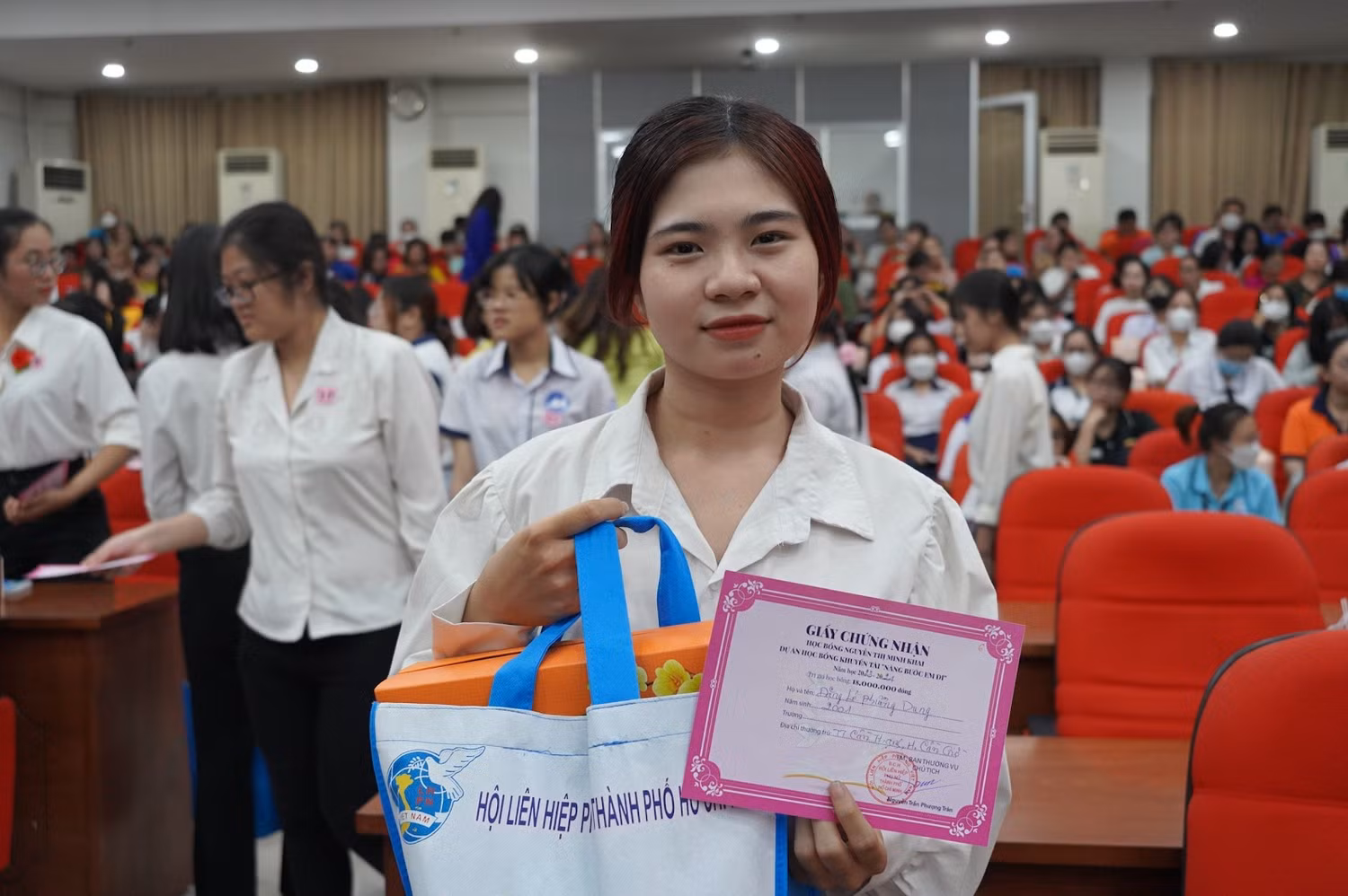 Với Đặng Lê Phương Dung, học bổng Nguyễn Thị Minh Khai là nguồn động viên quý giá giúp em thực hiện ước mơ đèn sách