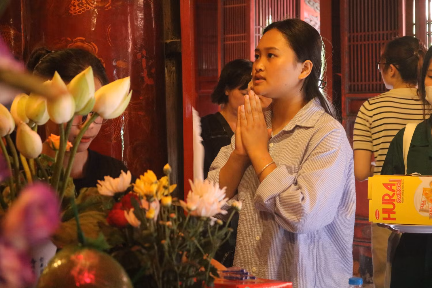 Em Lê Thị Thu Trang (học sinh Trường trung học cơ sở Minh Tân) chia sẻ: “ Dù nhà xa nhưng em vẫn muốn đến đây thành tâm dâng hương để mong thi đỗ vào trường mà mình yêu thích”.