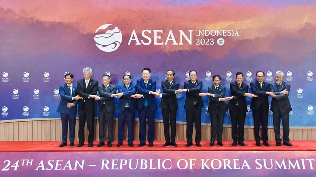 Các nhà lãnh đạo ASEAN và Hàn Quốc chụp ảnh chung tại Hội nghị Cấp cao ASEAN-Hàn Quốc lần thứ 24. Ảnh: VGP/Nhật Bắc Các nhà lãnh đạo ASEAN và Hàn Quốc chụp ảnh chung tại Hội nghị Cấp cao ASEAN-Hàn Quốc lần thứ 24. Ảnh: VGP/Nhật Bắc