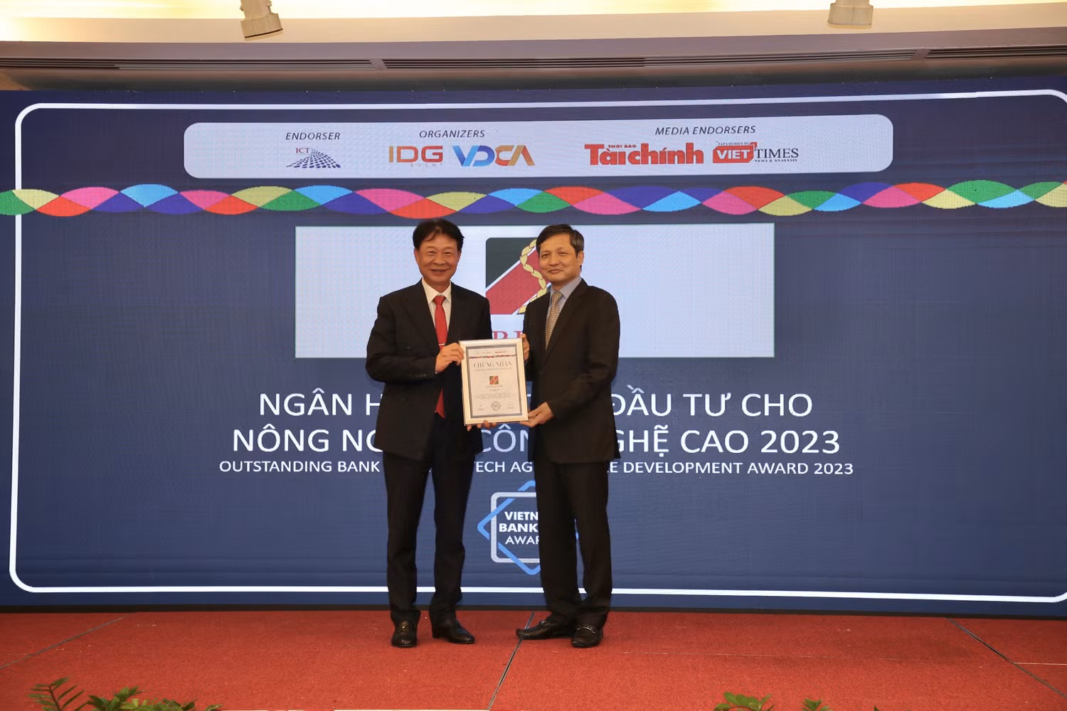 Đại diện Agribank (trái) nhận Giải thưởng “Ngân hàng hỗ trợ đầu tư cho nông nghiệp công nghệ cao”. Đại diện Agribank (trái) nhận Giải thưởng “Ngân hàng hỗ trợ đầu tư cho nông nghiệp công nghệ cao”.
