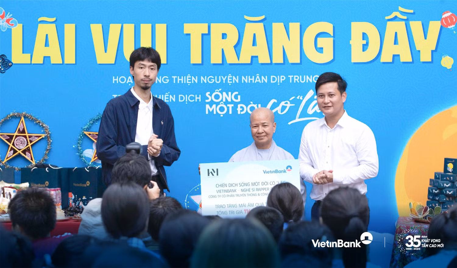 Đại diện VietinBank cùng Nghệ sĩ Rapper Đen Vâu trao tặng quà cho các em nhỏ tại Mái ấm Diệu Giác.
