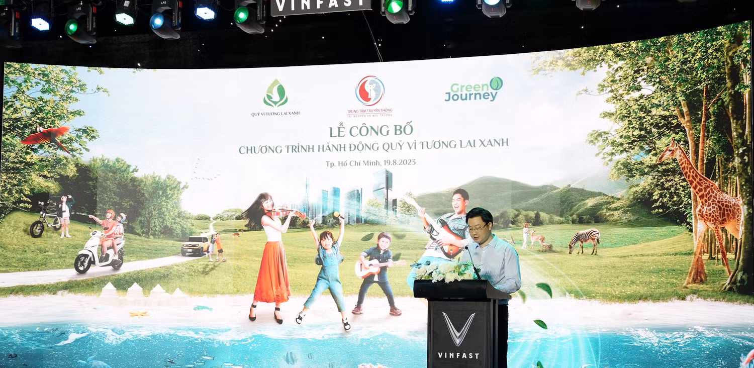 Ông Lý Minh Tuấn, đại diện Ban điều hành Quỹ Vì Tương lai Xanh công bố 10 chương trình hành động trọng điểm của Quỹ.