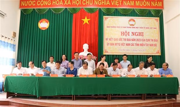 Chủ tịch Ủy ban Mặt trận Tổ quốc Việt Nam của 12 tỉnh miền Tây Nam Bộ ký kết giao ước thi đua năm 2023, ngày 11/5 vừa qua tại thành phố Cần Thơ. (Ảnh: Ngọc Thiện/TTXVN)