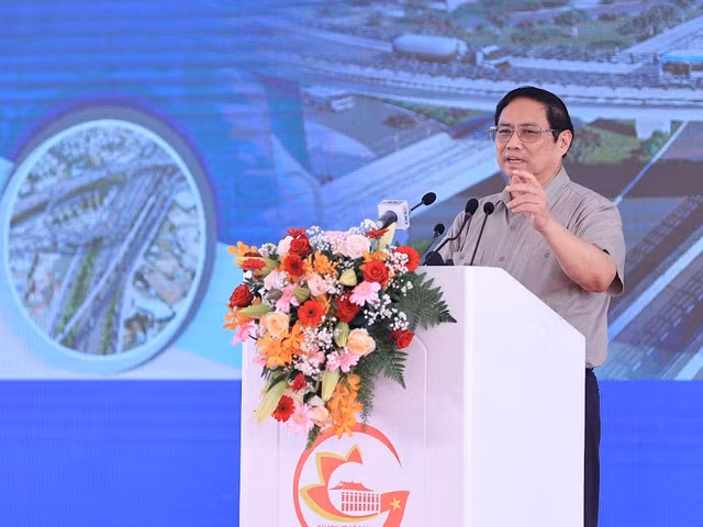 Thủ tướng nhấn mạnh yêu cầu bám sát thực tiễn, bám sát dự án, quyết liệt trong điều hành, quản lý chất lượng, tiến độ, vốn đầu tư trong suốt quá trình thực hiện dự án. Ảnh: VGP/Nhật Bắc