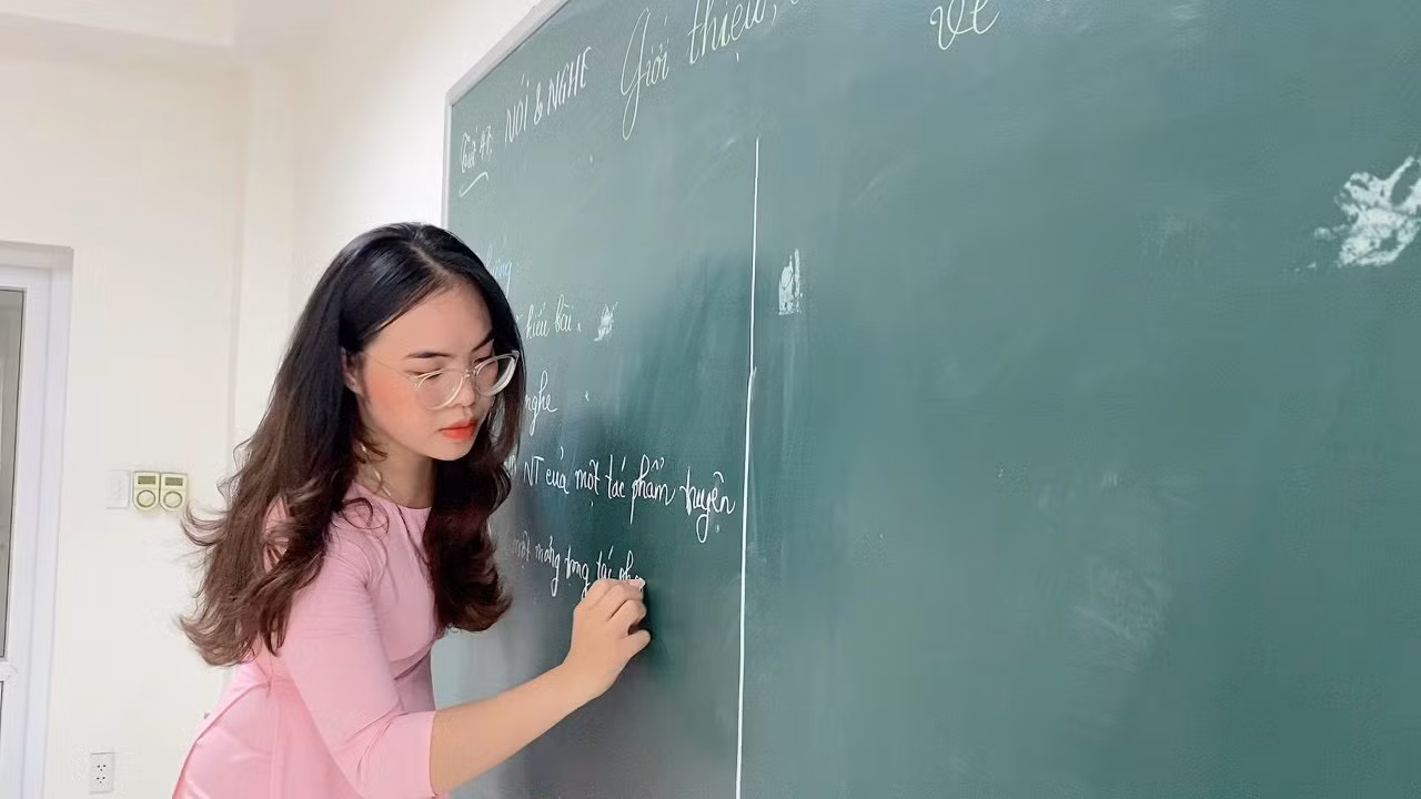 Tuyết Trinh trong một tiết dạy tại kỳ thực tập sư phạm ở Trường Trung học phổ thông thị xã Quảng Trị, tỉnh Quảng Trị. Ảnh: Nhân vật cung cấp