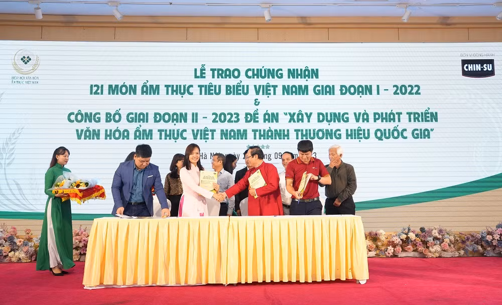 Đại diện nhãn hàng CHIN-SU (Masan Consumer) và Hiệp hội Văn hóa Ẩm thực Việt Nam cùng ký kết thỏa thuận hợp tác chiến lược tại sự kiện.