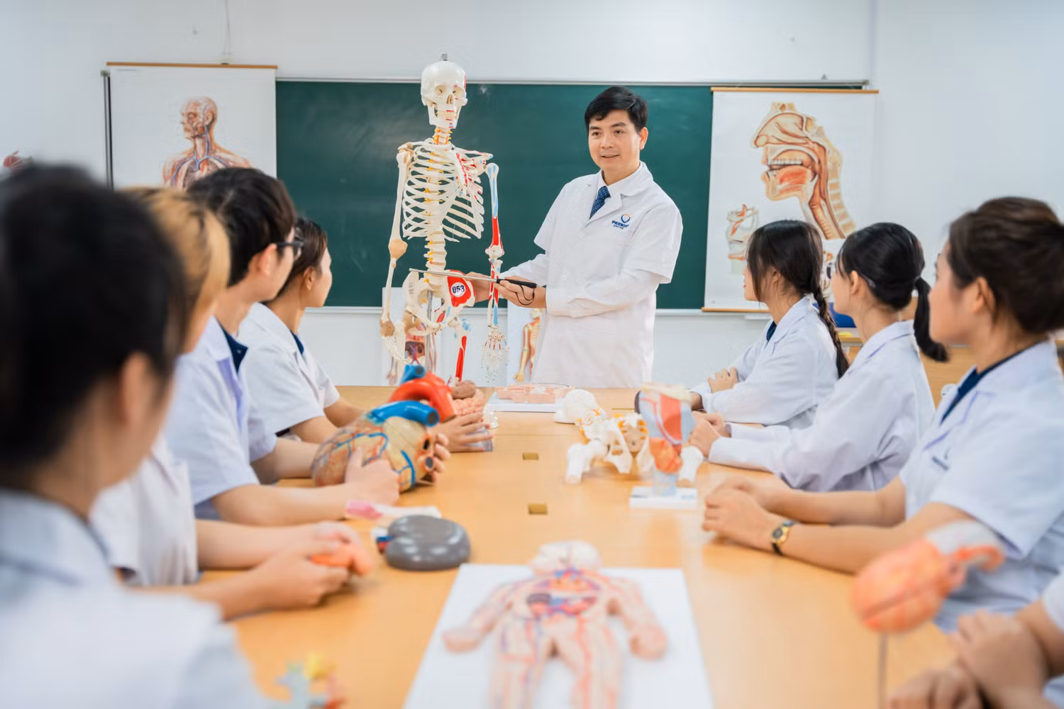 Hoạt động giảng dạy của thầy và sinh viên Trường Đại học Phenikaa. Ảnh: NVCC.