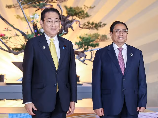 Thủ tướng Nhật Bản Kishida Fumio đón Thủ tướng Phạm Minh Chính tham dự các hoạt động trong khuôn khổ Hội nghị Thượng đỉnh Nhóm các nước công nghiệp phát triển (G7) mở rộng - Ảnh: VGP/Nhật Bắc Thủ tướng Nhật Bản Kishida Fumio đón Thủ tướng Phạm Minh Chính tham dự các hoạt động trong khuôn khổ Hội nghị Thượng đỉnh Nhóm các nước công nghiệp phát triển (G7) mở rộng - Ảnh: VGP/Nhật Bắc