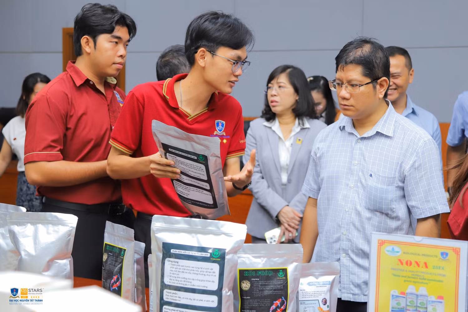 Các sản phẩm từ dự án khởi nghiệp của sinh viên Trường Đại học Nguyễn Tất Thành tham gia trưng bày và giới thiệu tại hội thảo Các sản phẩm từ dự án khởi nghiệp của sinh viên Trường Đại học Nguyễn Tất Thành tham gia trưng bày và giới thiệu tại hội thảo