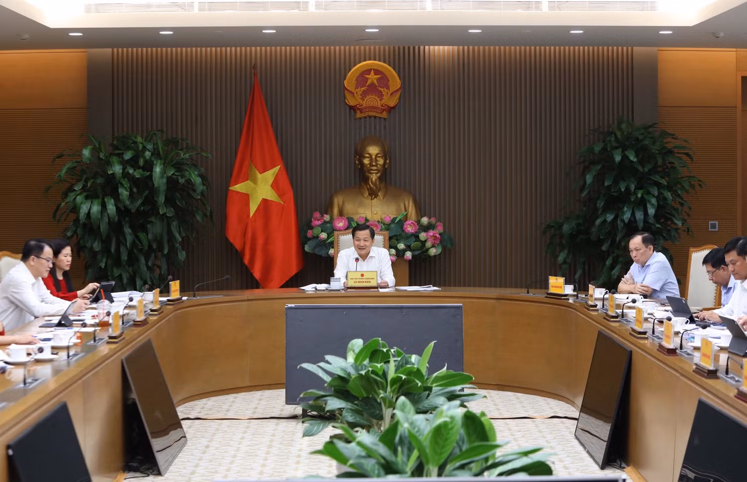Phó Thủ tướng Chính phủ Lê Minh Khái chủ trì cuộc họp với các bộ ngành và một số ngân hàng thương mại nhà nước về các giải pháp nâng cao khả năng tiếp cận vốn và giảm lãi suất. Ảnh VGP/Quang Thương