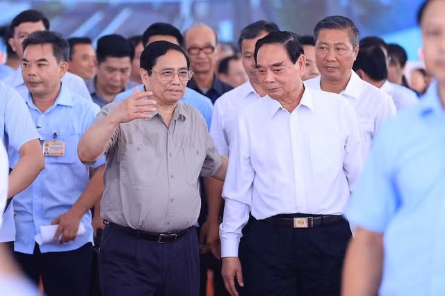 Thủ tướng Phạm Minh Chính; nguyên Ủy viên Bộ Chính trị, nguyên Thường trực Ban Bí thư Lê Hồng Anh và các đại biểu dự lễ khởi công 3 dự án. Ảnh: VGP/Nhật Bắc