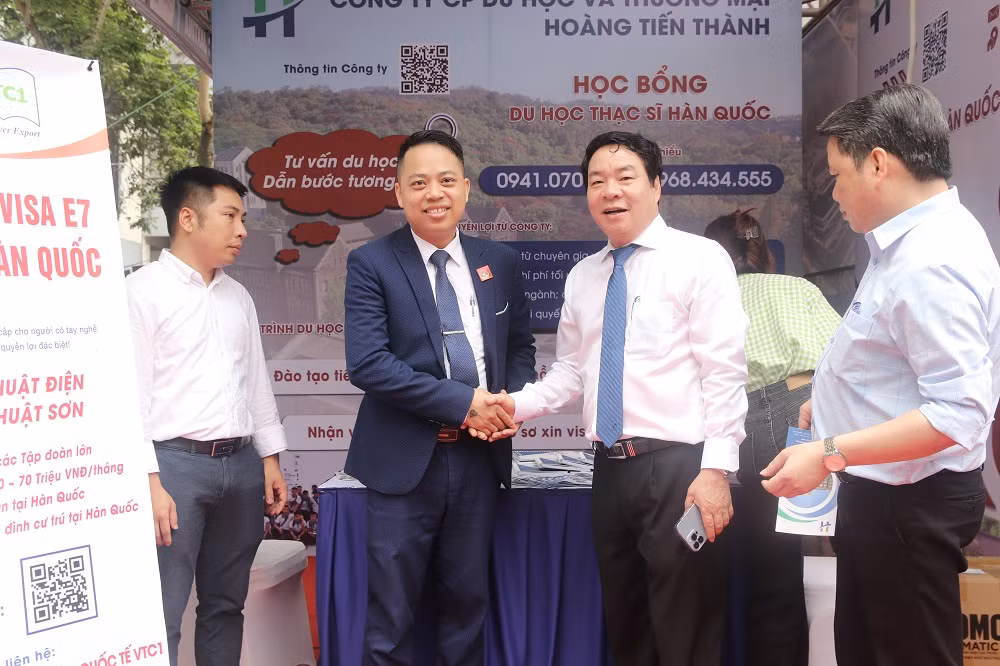 Phó Giáo sư Vũ Đình Ngọ tham quan gian trưng bày của Công ty Cổ phần và Du học Thương Mại Hoàng Tiến Thành. Phó Giáo sư Vũ Đình Ngọ tham quan gian trưng bày của Công ty Cổ phần và Du học Thương Mại Hoàng Tiến Thành.