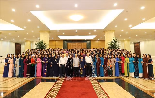Tổng Bí thư Nguyễn Phú Trọng, các đồng chí lãnh đạo Đảng, Nhà nước và Nhóm nữ đại biểu Quốc hội Việt Nam khóa XV
