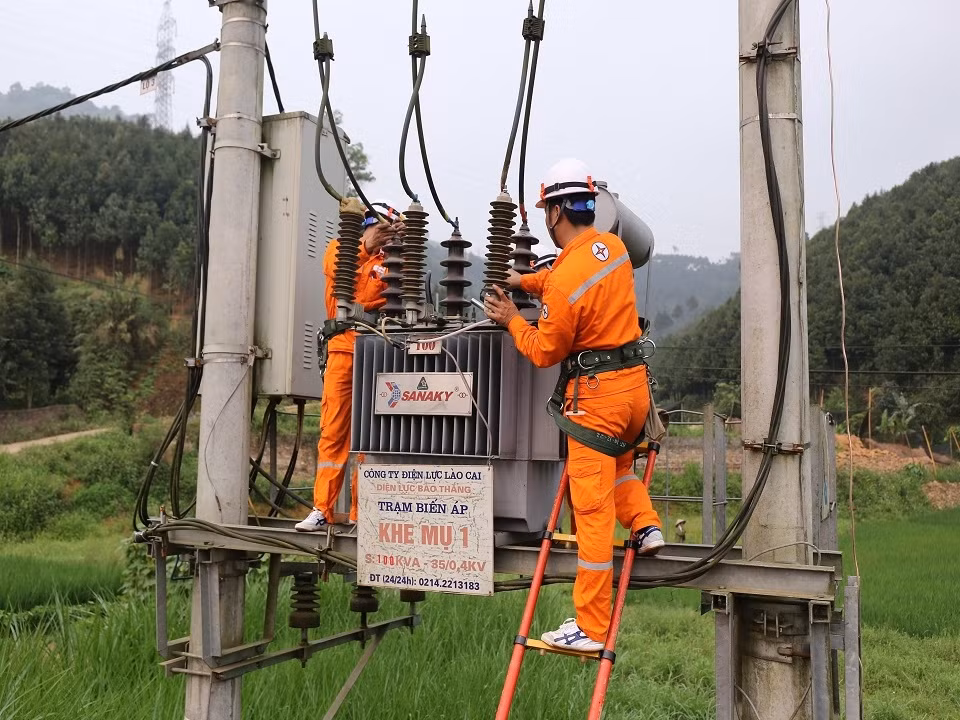 Công nhân điện lực Lào Cai thay máy biến áp Công nhân điện lực Lào Cai thay máy biến áp