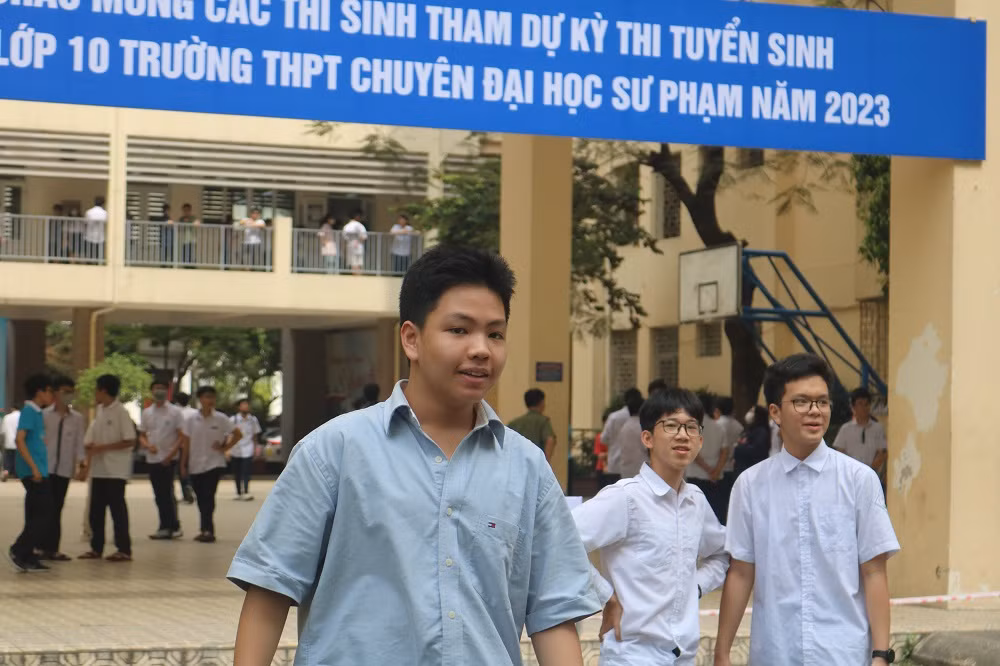 Em Nguyễn Hoàng cười tươi sau môn thi Ngữ văn vào Trường Trung học phổ thông Chuyên Đại học Sư phạm Hà Nội. Ảnh: Vân Ánh