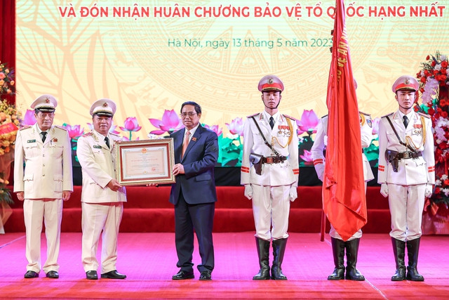 Thủ tướng trao bằng Huân chương Bảo vệ Tổ quốc hạng Nhất cho Cục An ninh kinh tế, Bộ Công an - Ảnh: VGP/Nhật Bắc Thủ tướng trao bằng Huân chương Bảo vệ Tổ quốc hạng Nhất cho Cục An ninh kinh tế, Bộ Công an - Ảnh: VGP/Nhật Bắc
