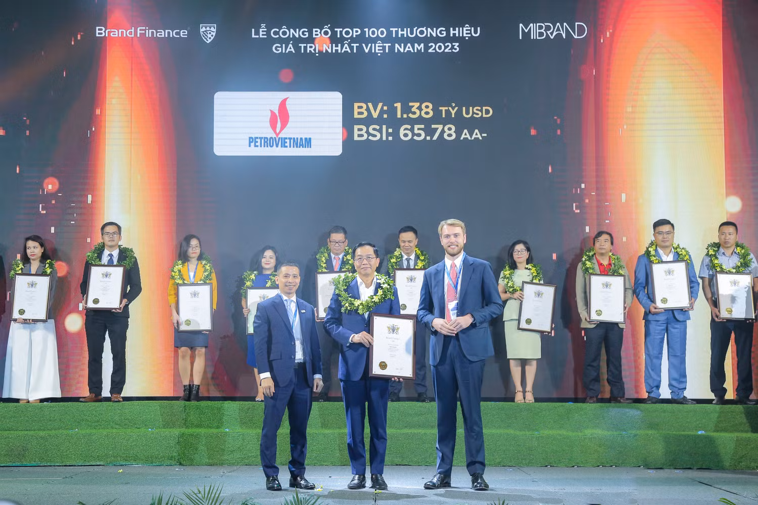 Ông Trần Quang Dũng, Trưởng Ban Truyền thông và Văn hóa doanh nghiệp đại diện Petrovietnam nhận tôn vinh tại chương trình