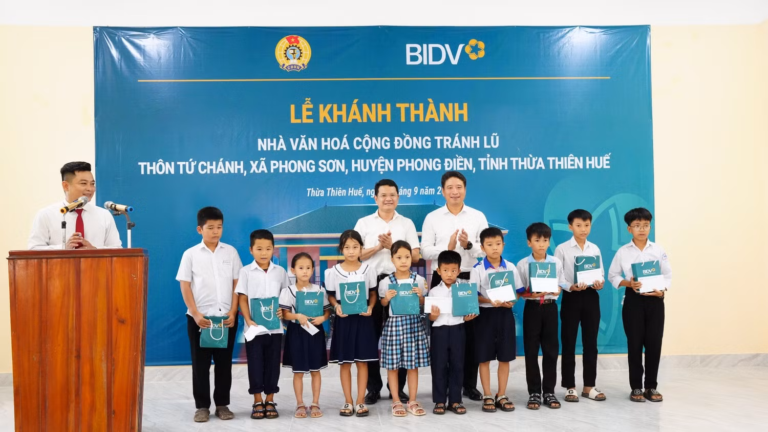 Đại diện BIDV trao quà cho trẻ em có hoàn cảnh khó khăn.