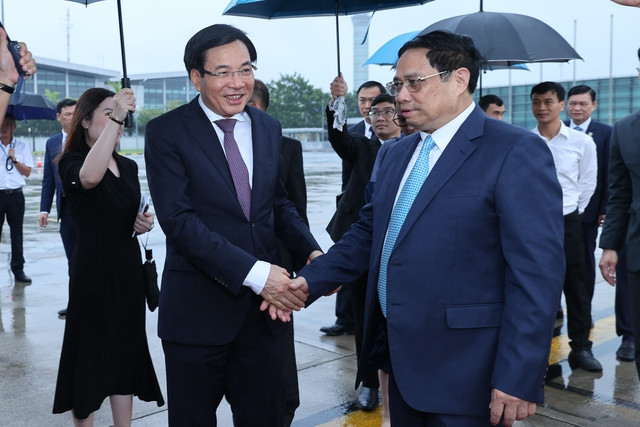 Bộ trưởng, Chủ nhiệm VPCP Trần Văn Sơn tiễn Thủ tướng Phạm Minh Chính lên đường dự Hội nghị Cấp cao ASEAN lần thứ 43. Ảnh: VGP/Nhật Bắc