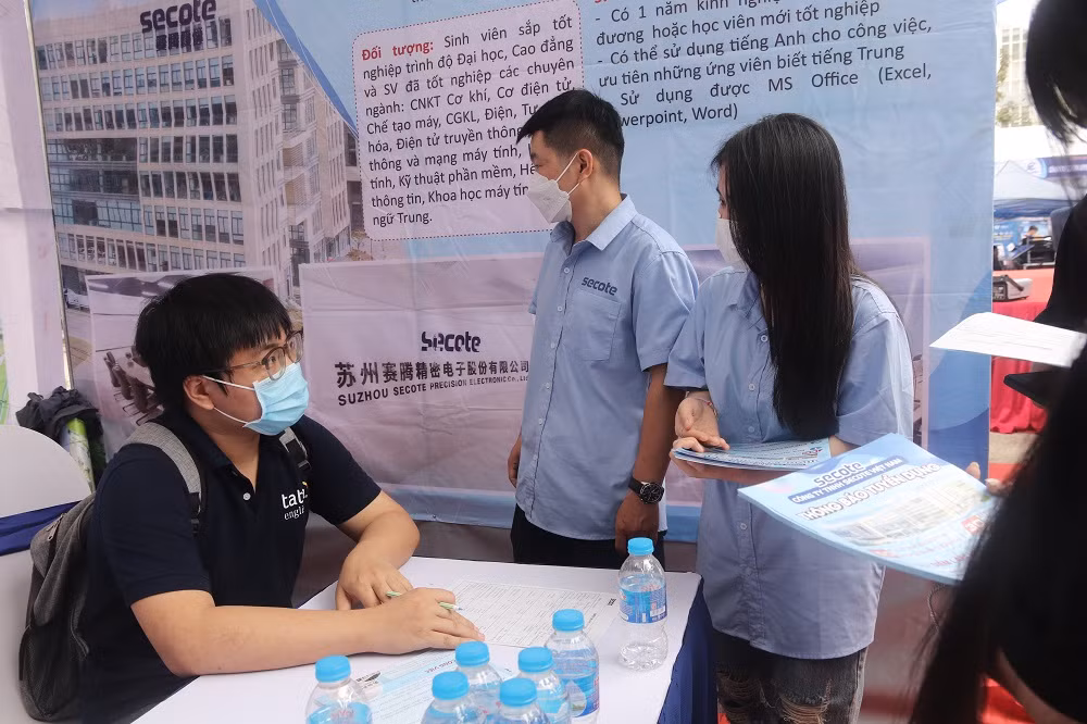 Sinh viên trường Đại học Điện lực lắng nghe chia sẻ từ doanh nghiệp về vị trí tuyển dụng. Sinh viên trường Đại học Điện lực lắng nghe chia sẻ từ doanh nghiệp về vị trí tuyển dụng.