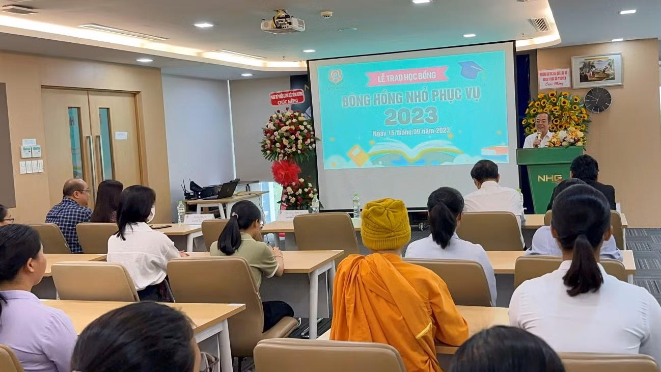 Tiến sĩ Đỗ Mạnh Cường phát biểu tại Lễ trao học bổng “Bông Hồng Nhỏ Phục Vụ” 2023