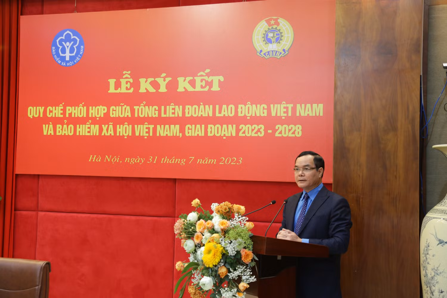 Chủ tịch Tổng Liên đoàn Lao động Việt Nam Nguyễn Đình Khang phát biểu tại buổi lễ. Chủ tịch Tổng Liên đoàn Lao động Việt Nam Nguyễn Đình Khang phát biểu tại buổi lễ.