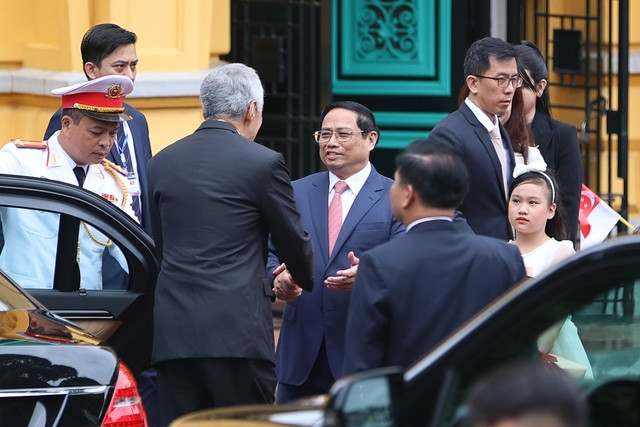 Thủ tướng Phạm Minh Chính đón Thủ tướng Singapore Lý Hiển Long tại xe. Ảnh: VGP/Nhật Bắc Thủ tướng Phạm Minh Chính đón Thủ tướng Singapore Lý Hiển Long tại xe. Ảnh: VGP/Nhật Bắc
