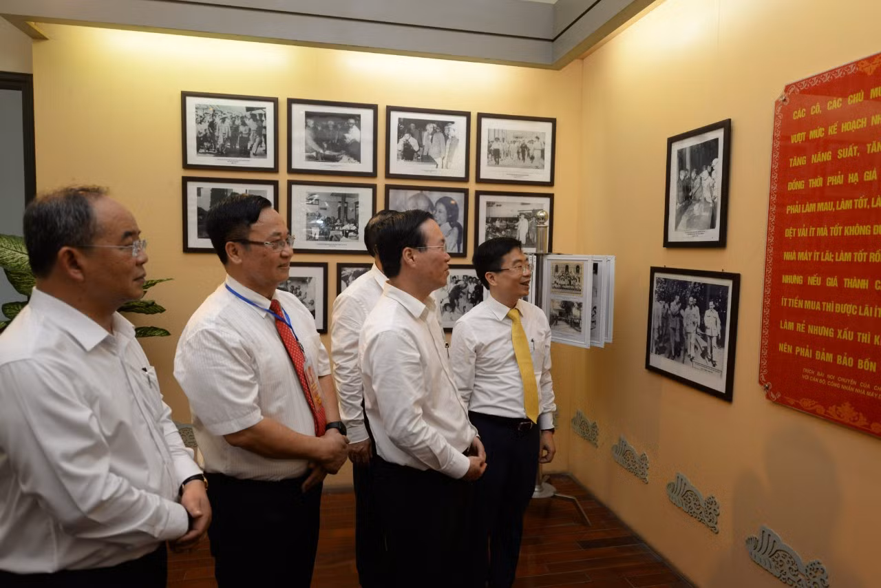 Chủ tịch nước Võ Văn Thưởng thăm Nhà truyền thống ngành dệt may Việt Nam tại thành phố Nam Định.