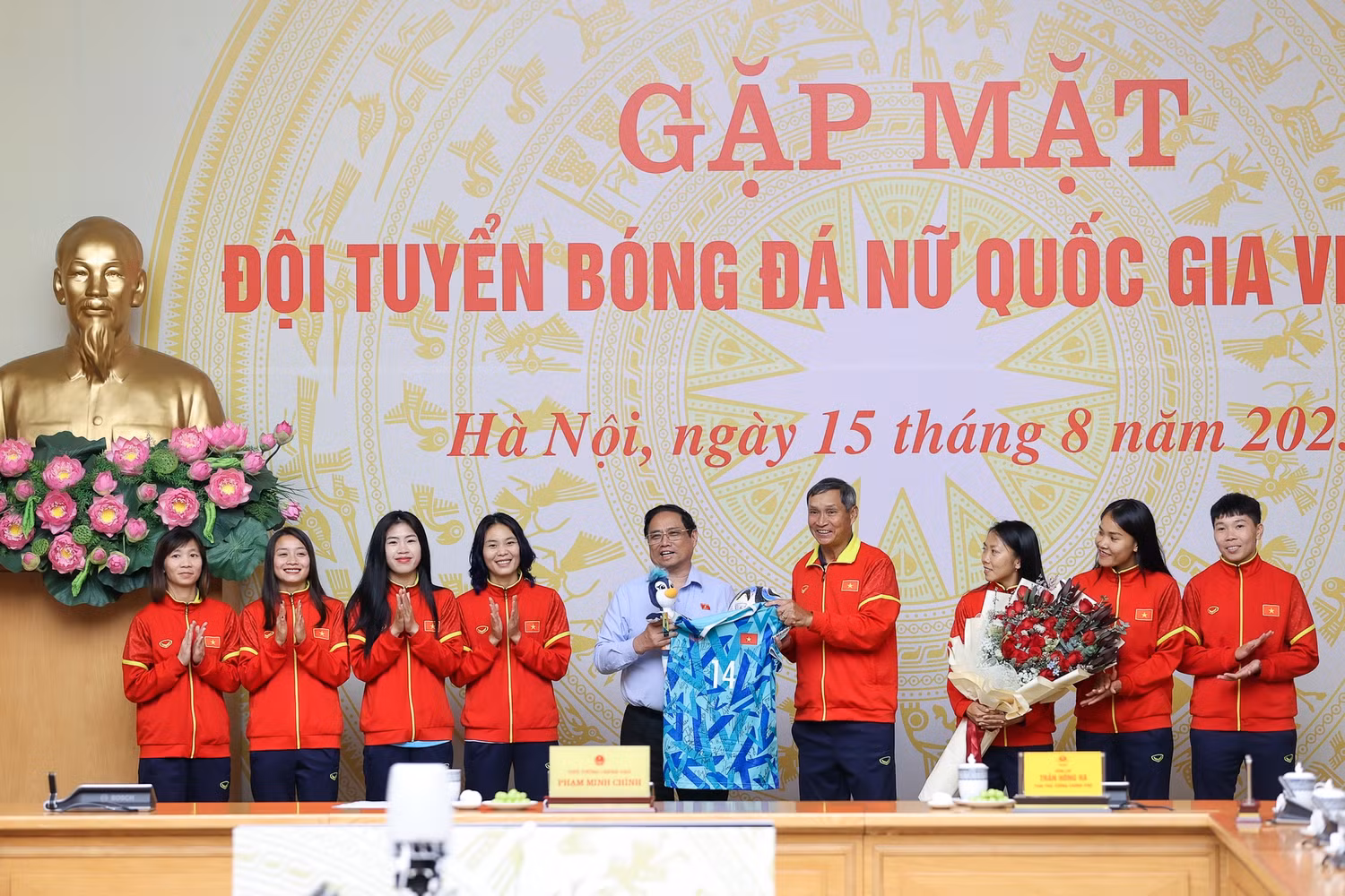 Đội tuyển bóng đá nữ quốc gia Việt Nam tặng Thủ tướng các món quà lưu niệm. Ảnh: VGP/Nhật Bắc