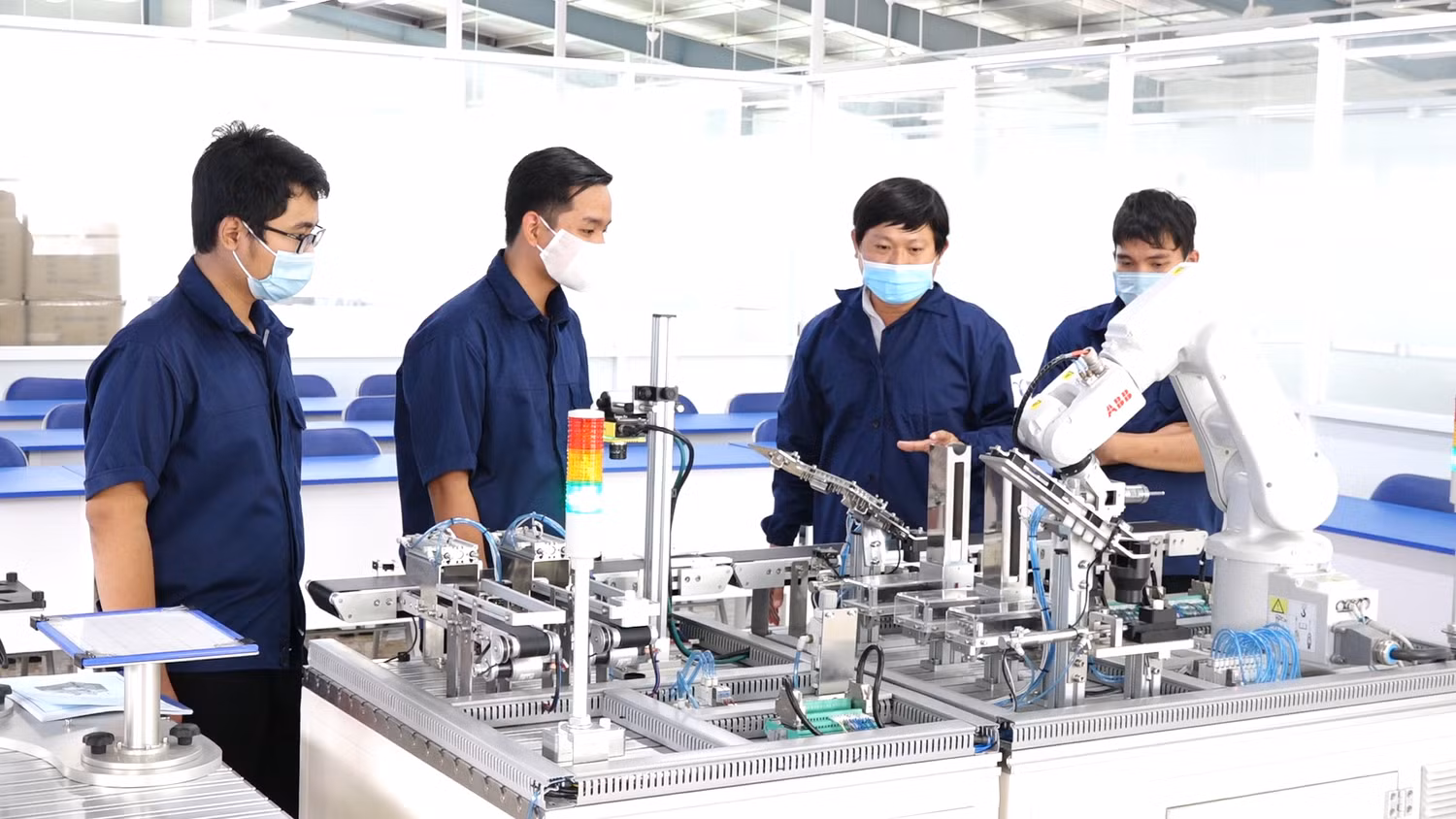 Khu thực hành của sinh viên khối ngành kỹ thuật, công nghệ. Khu thực hành của sinh viên khối ngành kỹ thuật, công nghệ.