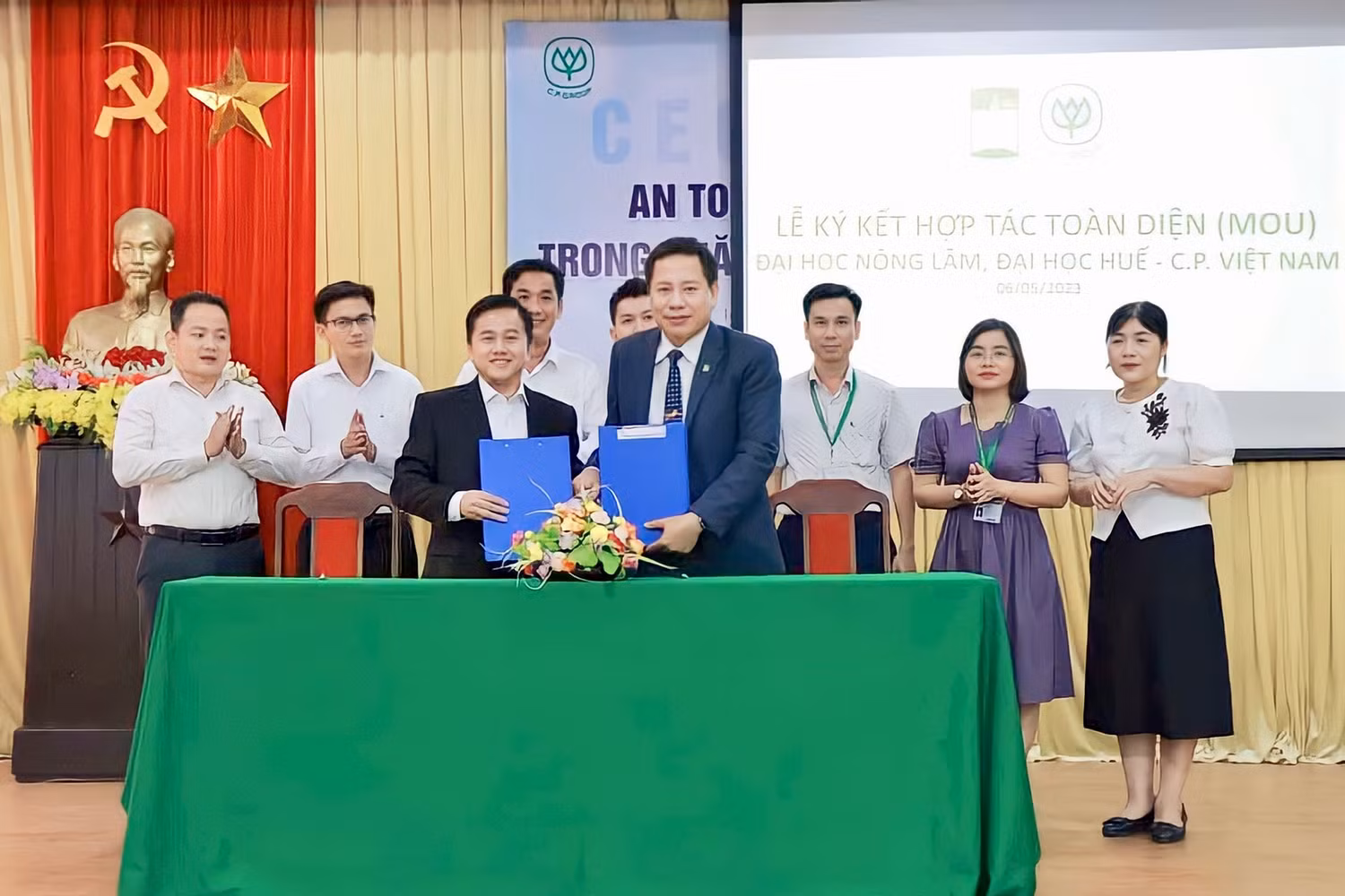 Lễ ký kết hợp tác với doanh nghiệp ngành chăn nuôi có sự tham gia của Phó Giáo sư, Tiến sĩ Trần Thanh Đức (phải), Hiệu trưởng Trường Đại học Nông Lâm, Đại học Huế. Ảnh: Nhân vật cung cấp Lễ ký kết hợp tác với doanh nghiệp ngành chăn nuôi có sự tham gia của Phó Giáo sư, Tiến sĩ Trần Thanh Đức (phải), Hiệu trưởng Trường Đại học Nông Lâm, Đại học Huế. Ảnh: Nhân vật cung cấp