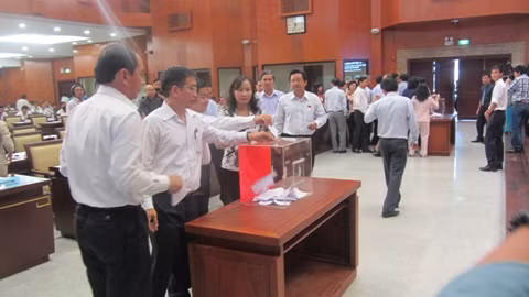 Các đại biểu HĐND khóa 8 bỏ phiếu bầu chọn Phó Chủ tịch UBND mới